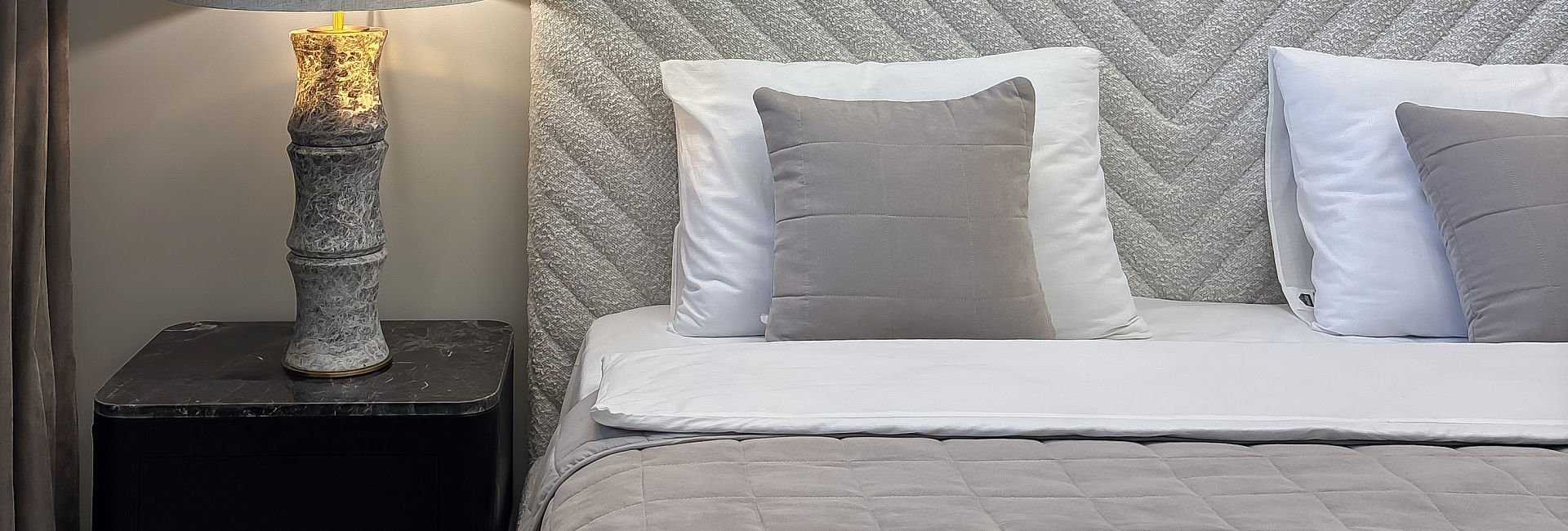 Комплект кровать Valerie + тумба Moclin 